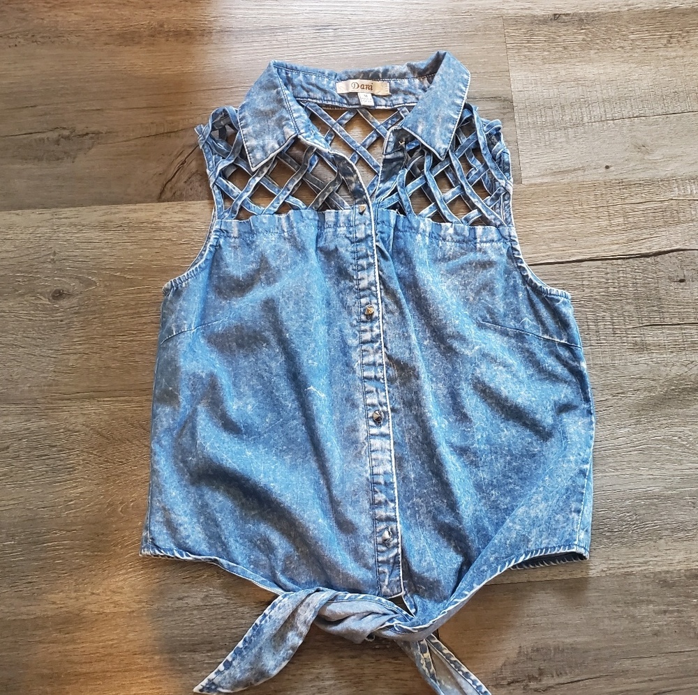 NWOT Dani Tie Hem Crop Top